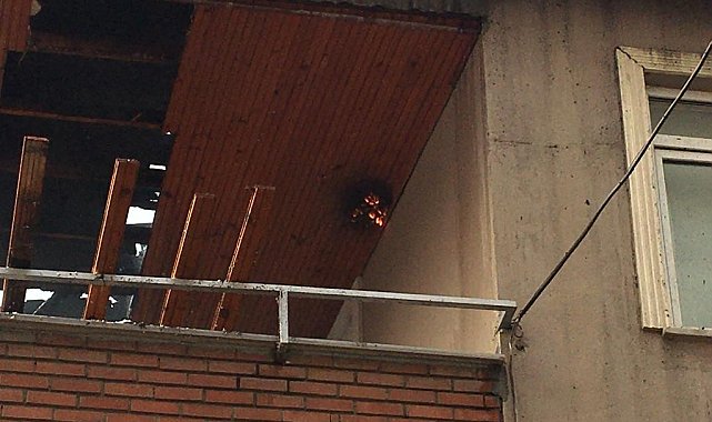 Kocaeli'de 2 katlı evin çatısı alevlere teslim oldu