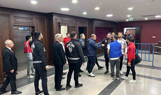 Kocaelispor Teknik Direktörü Mustafa Gürsel'in basın toplantısı müzik yüzünden yarım kaldı