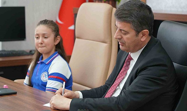 Koltuğa oturan depremzede çocuk çiçek gibi Adıyaman istedi