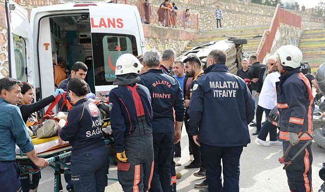 Kontrolden çıkan hafif ticari araç okul bahçesine uçtu: 2 yaralı