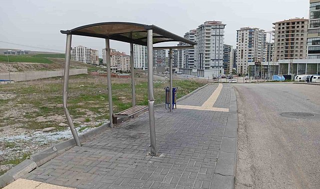 Kontrolden çıkan otomobil, otobüs durağına çarptı: 1'i ağır 3 yaralı