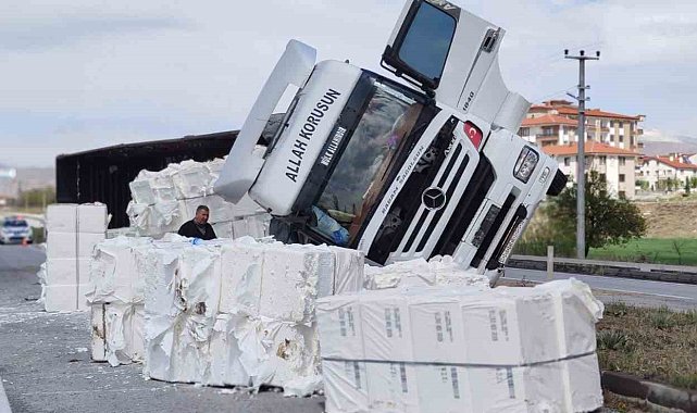Kontrolden çıkan selüloz yüklü tır devrildi