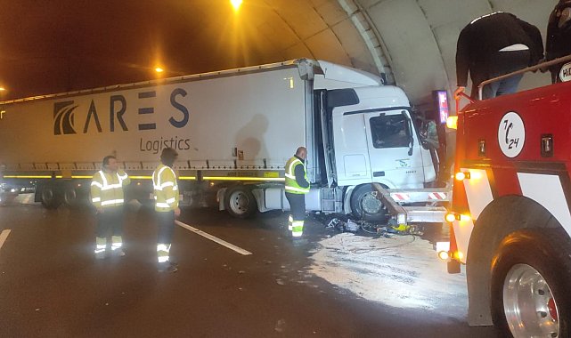 Kontrolden çıkan tır tünelde duvara çarptı