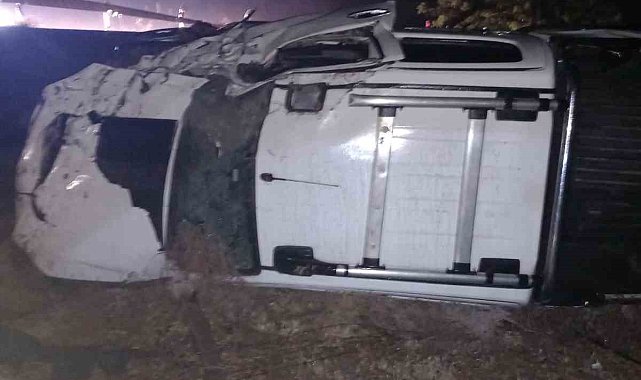 Konya'da bariyere çarpan otomobil takla attı: 2 yaralı