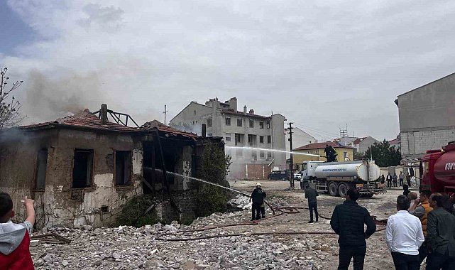 Konya'da metruk evde yangın