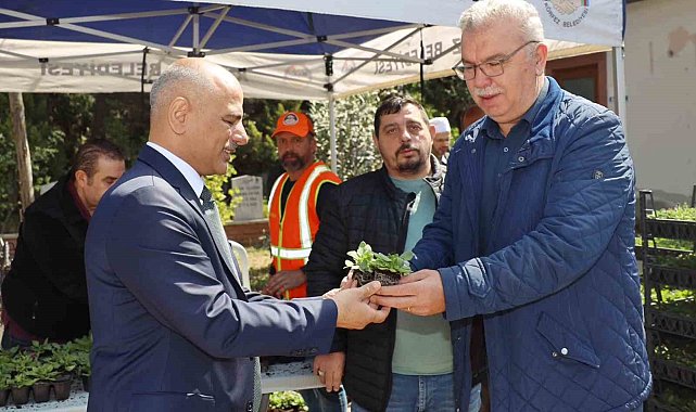 Körfez'de mezarlıklarda çiçek dağıtıldı