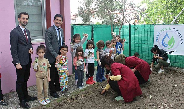 Köyceğiz'de minikler çilek fidelerini toprakla buluşturdu