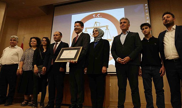 Kozan Belediye Başkanı mazbatasını alıp, mezarlıkta gözyaşlarına boğuldu