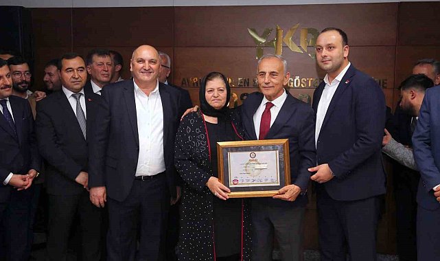 Küçükçekmece Belediye Başkanı Çebi, mazbatasını alarak ikinci dönemi için göreve başladı