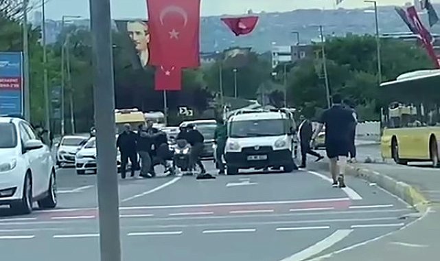 Küçükçekmece'de motosikletliler, sürücüye saldırdı: O anlar kamerada