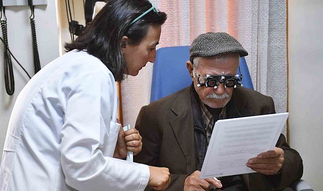 Kulakları duymayan 86 yaşındaki Cemil amca Eşrefpaşa Hastanesi'nde tedavi oldu