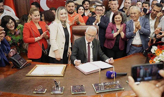 Kumluca'nın yeni belediye başkanı mazbatasını aldı