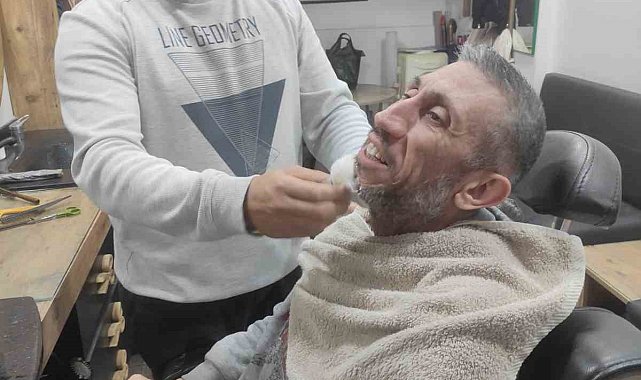 Kuşadası'nda bayram öncesi terzi ve berberlerde yoğun mesai
