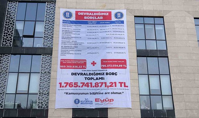 Kütahya Belediyesi'nin borcu belediye binasına asıldı