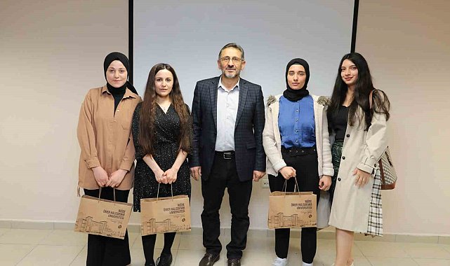 Kütüphane Haftasında Kitap Kurtlarına Üniversiteden Ödül