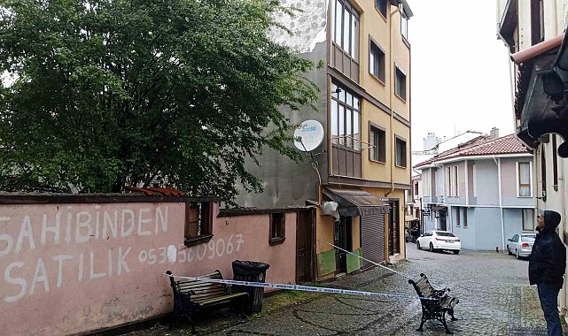 Kuvvetli rüzgar ve fırtına binanın straforlarını uçurdu