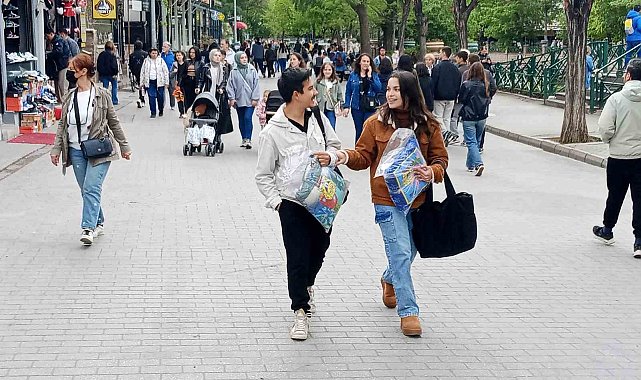 Kuvvetli rüzgar ve yağış çarşıdaki yoğunluğa engel olmadı