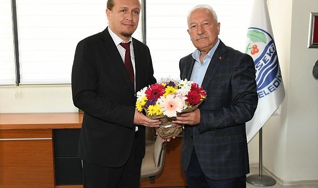 Lapseki Belediye Başkanı Atilla Öztürk mazbatasını aldı, göreve başladı