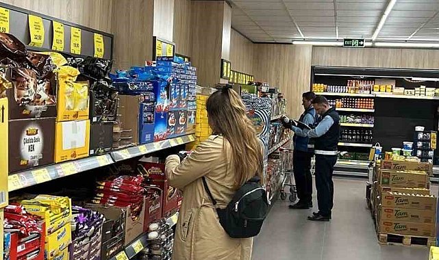 Lapseki'de zincir marketler denetlendi