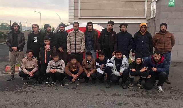 Lastiği patlatırak durdurulan panelvandan 19 kaçak çıktı