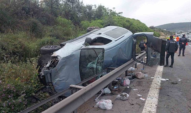Lastiği patlayan otomobil bariyerlere çarptı