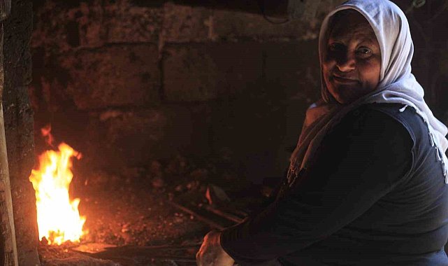 Leyla usta ve eşi teknolojiye rağmen demircilik mesleğini yıllardır sürdürüyor