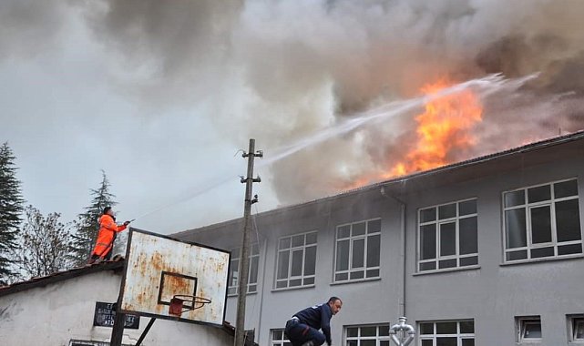 Lisenin çatı katında çıkan yangın ekipler tarafından söndürüldü