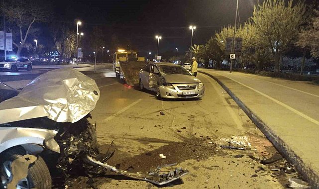 Maltepe'de karşı yönlerden gelen 2 otomobil çarpıştı