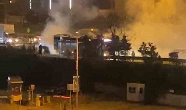 Maltepe'de seyir halindeki otobüsten dumanlar yükseldi