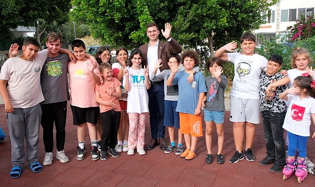 Mandalinci, parkta çocuklarla buluştu