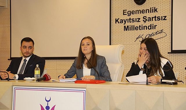 Manisa'nın ilk kadın Belediye Başkanı Durbay ilk meclisini yönetti
