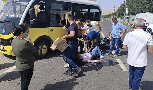 Mardin&#039;de minibüs ile motosiklet çarpıştı: 3 yaralı