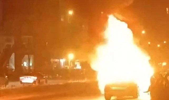 Mardin'de park halindeki otomobil alev topuna döndü