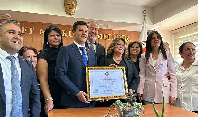 Marmaris'in yeni Belediye Başkanı Ünlü mazbatasını aldı