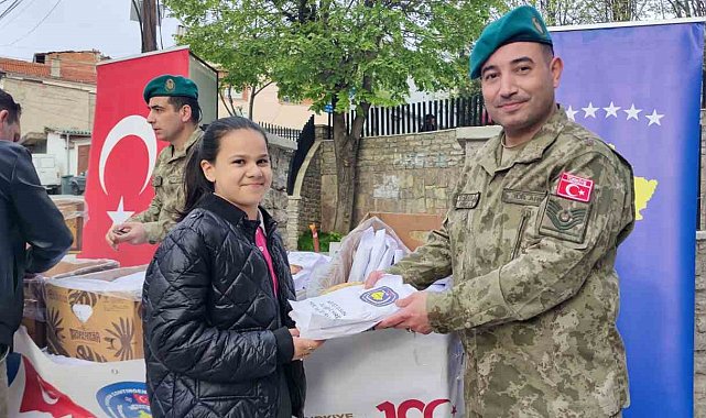 Mehmetçik Kosova'da Ramazan pidesi dağıttı