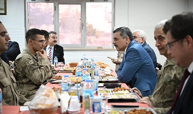 Mehmetçikle iftar yaptılar