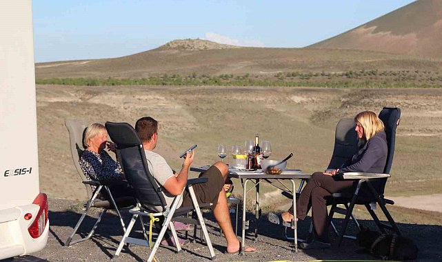 Meke Gölü havaların ısınmasıyla yabancı turistlerin uğrak yeri oluyor