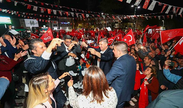 Merkezde güven tazeleyen Ercengiz, Cumhuriyet Meydanı'nda kutlama yaptı