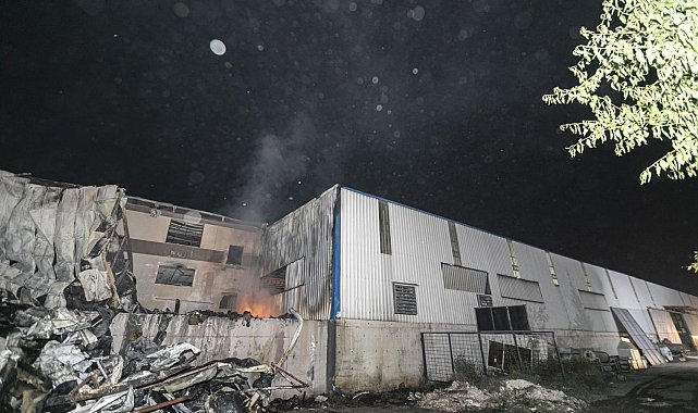 Mersin&#039;de boya deposunda çıkan yangın söndürüldü