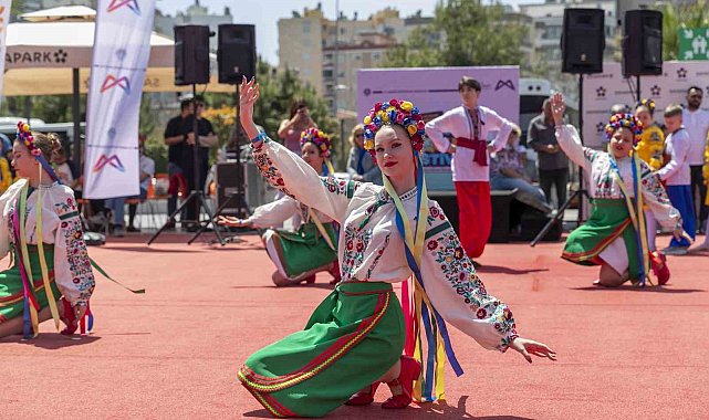 Mersin'de düzenlenen Uluslararası Çocuk Festivali sürüyor