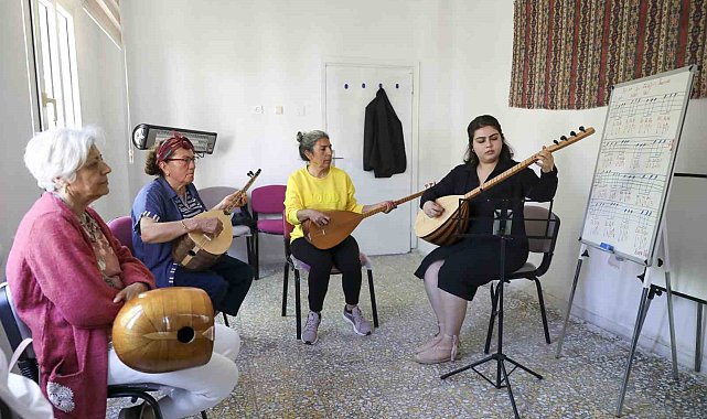 Mersin'de kadınlara bağlama kursu