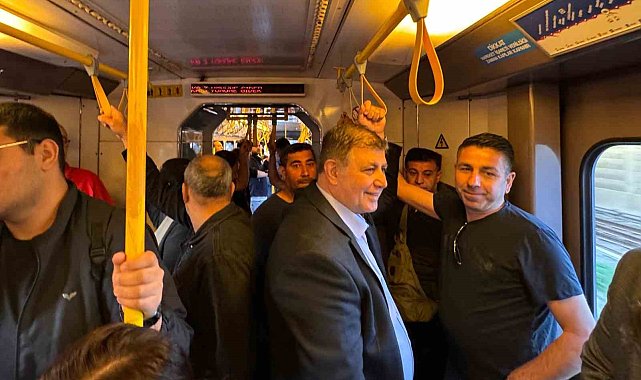 Metroda Başkan Tugay'ı görenler önce şaşırdı sonra fotoğraf çektirdi