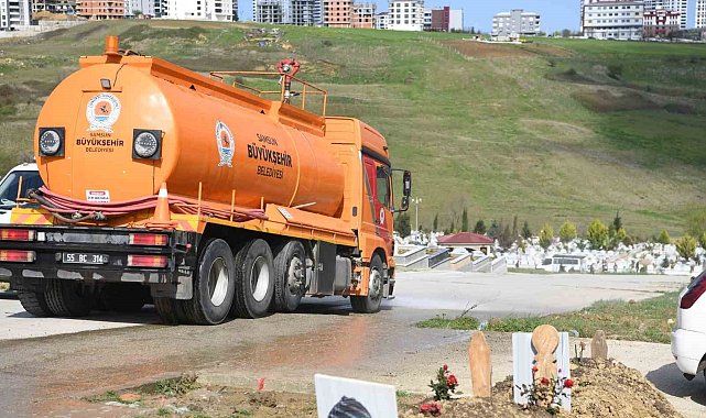 Mezarlıklarda bayram temizliği