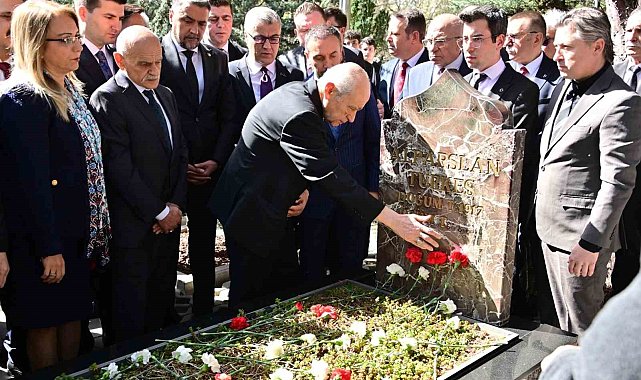 MHP Genel Başkanı Bahçeli, Alparslan Türkeş'in kabrini ziyaret etti