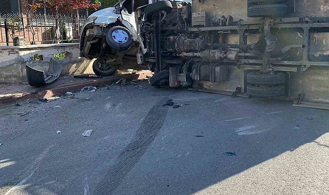 Minibüs ile kamyonet çarpıştı: 3 yaralı