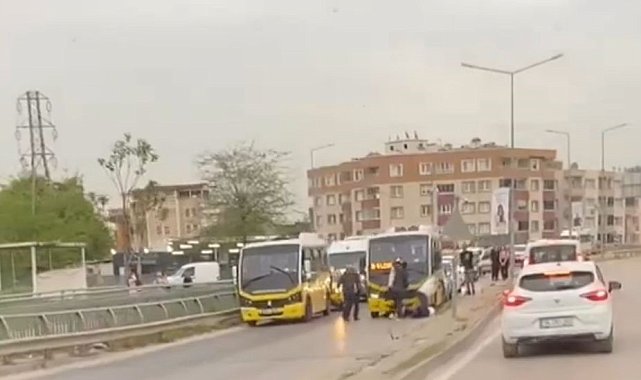Minibüs şoförlerinin yumruklu sopalı kavgası kamerada