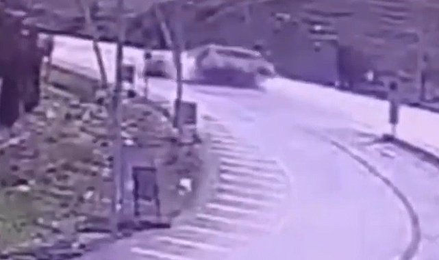 Minibüsün devrilerek sürücüsünün altında kaldığı kaza anı kamerada