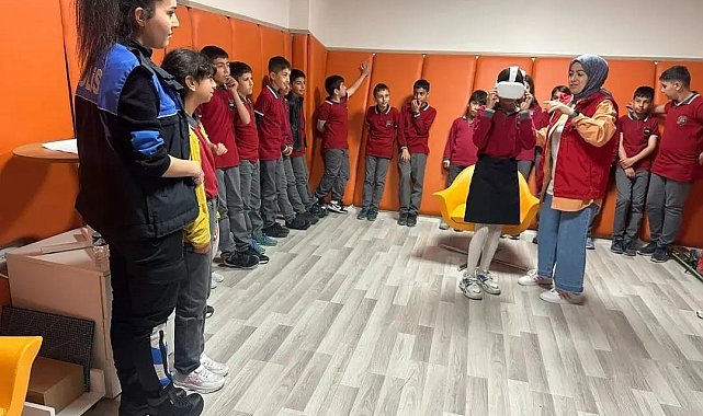 Minik adımlar polis ile beraber teknolojinin peşinde