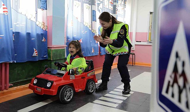 Minik öğrenciler ellerindeki pankartlarla jandarmayı kapıda karşıladı