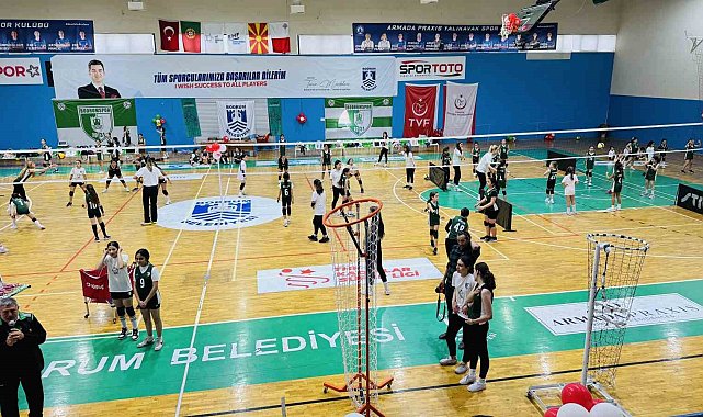 Minik sporcular, voleybol şenliğinde buluştu